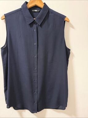 Uniqlo Navy Sleeveless Woman’s Rayon Blouse with Button Down Front. Size Large.